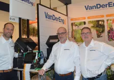 Sander van der Zeijden Peter du Crocq en Klaas Brouwer van VanDerEng bij de labelprinter die afgelopen tijd, met de invoering van het verplichte plantenpaspoort, overuren heeft gedraaid.